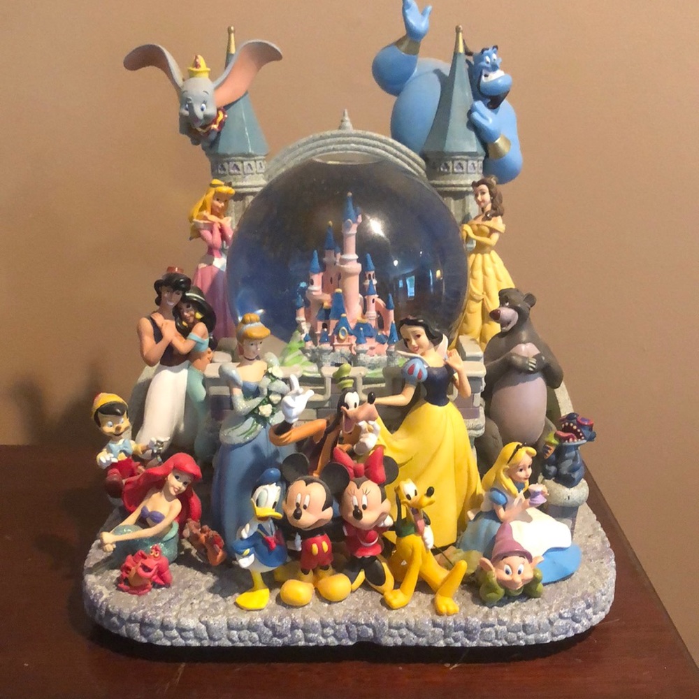 RARE Disneyland Paris Snowglobe
